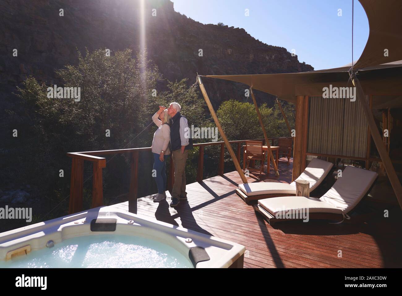 Älteres Paar auf einem sonnigen Hotelbalkon der Luxus-Safari-Lodge Stockfoto