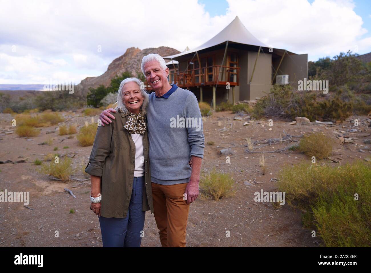 Portrait glückliches älteres Paar außerhalb der Safarikabine Stockfoto