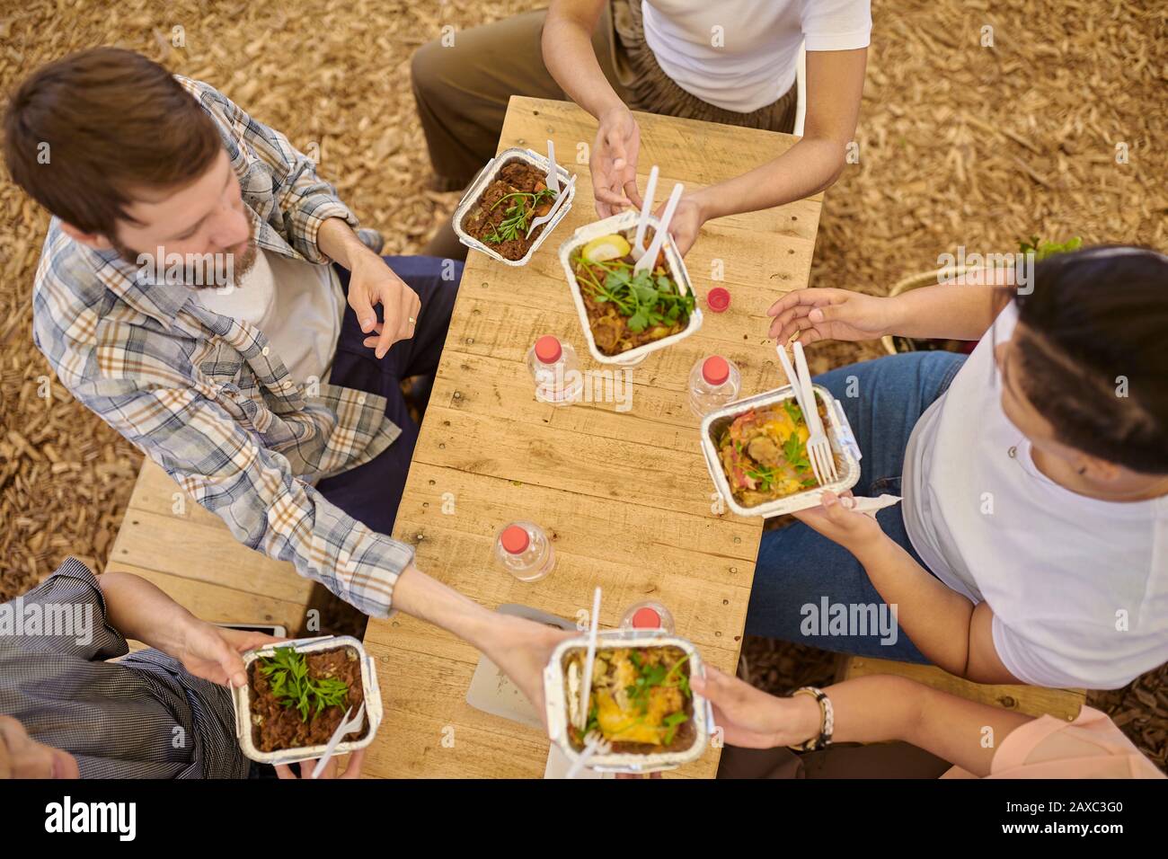 Overhead View Freunde, die Mittagessen auf dem Bauernmarkt essen Stockfoto