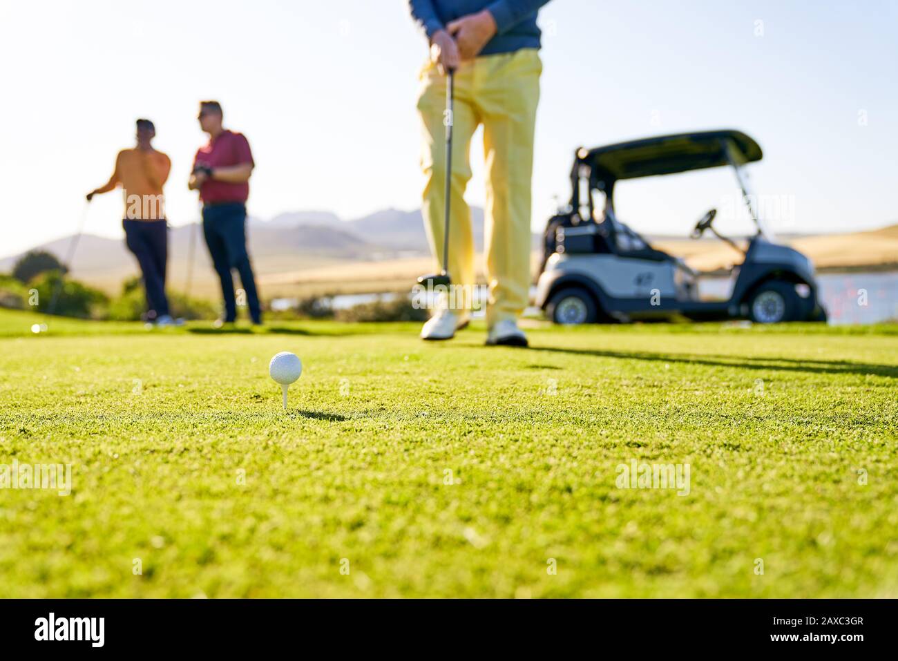 Männlicher Golfer, der sich auf einem sonnigen Golfplatz abzweigen kann Stockfoto