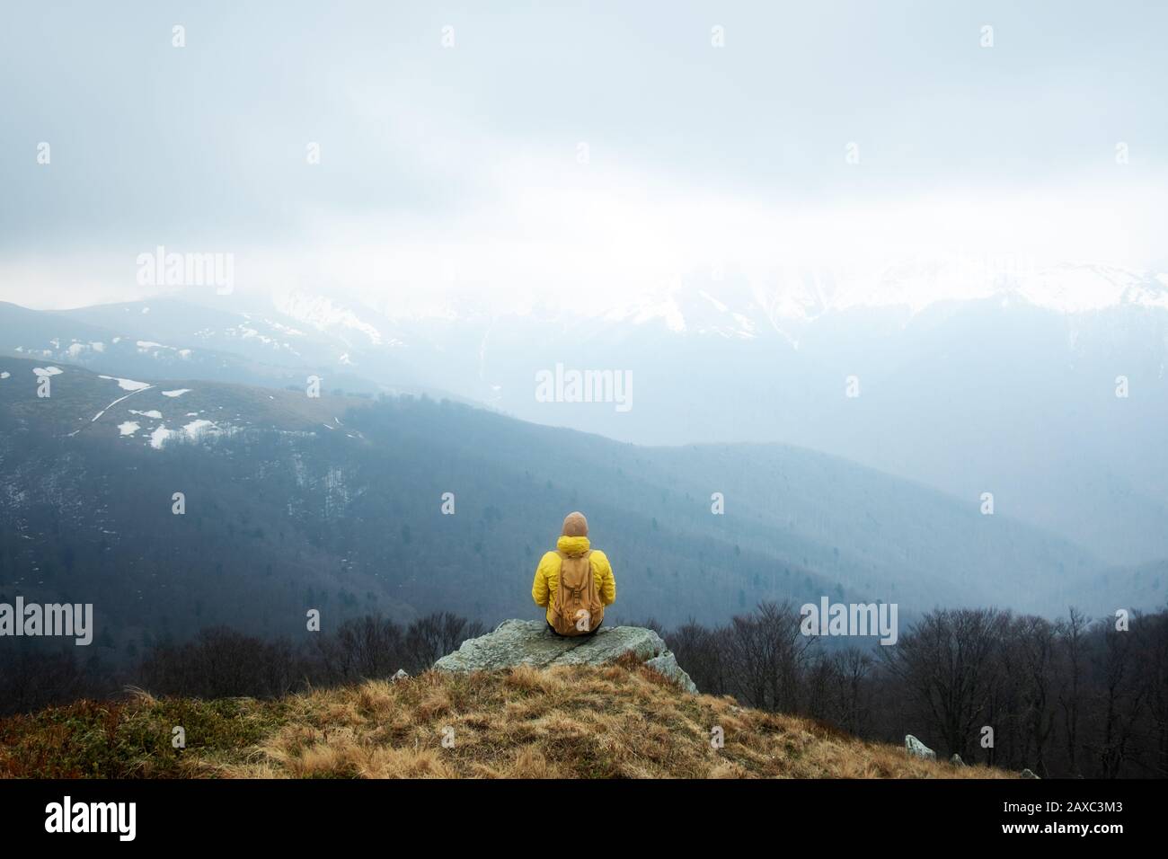Mann mit Rucksack im Frühjahr Berge. Travel Concept. Landschaftsfotografie Stockfoto