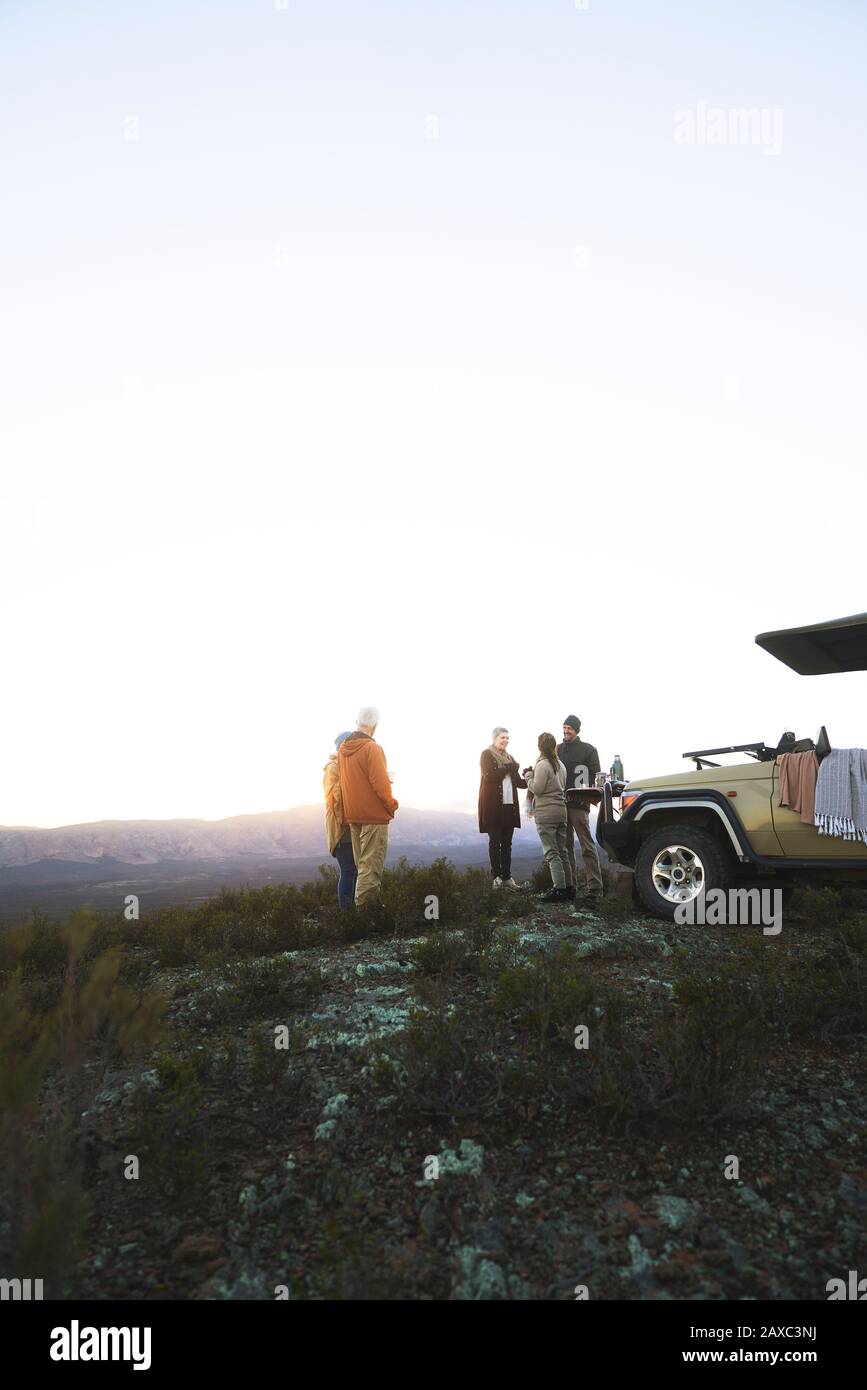 Safari-Tour-Gruppe auf dem Hügel bei Sonnenaufgang Südafrika Stockfoto