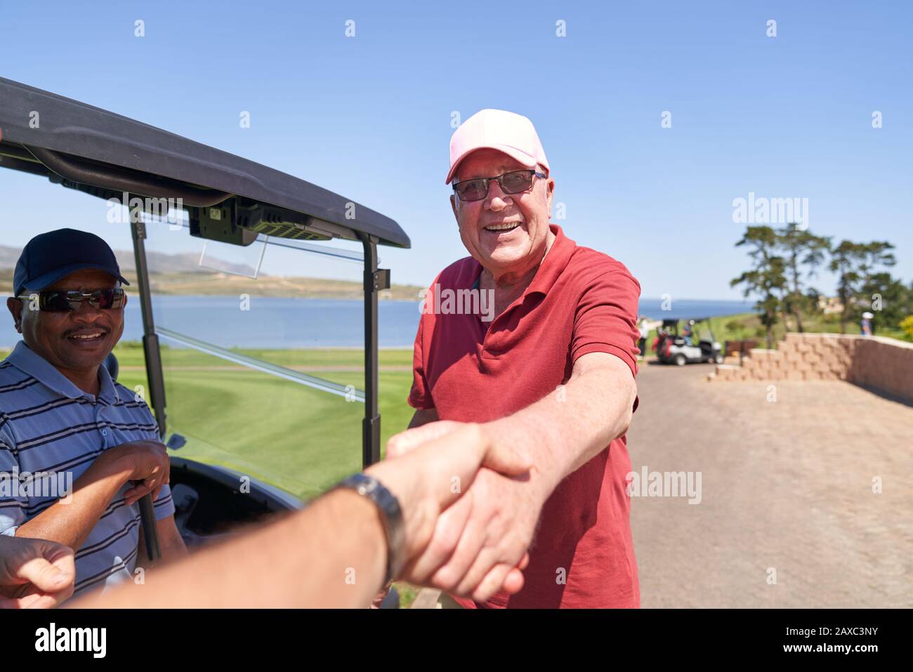 Persönliche Perspektive männliche Golfer, die auf einem sonnigen Golfplatz hanteln Stockfoto