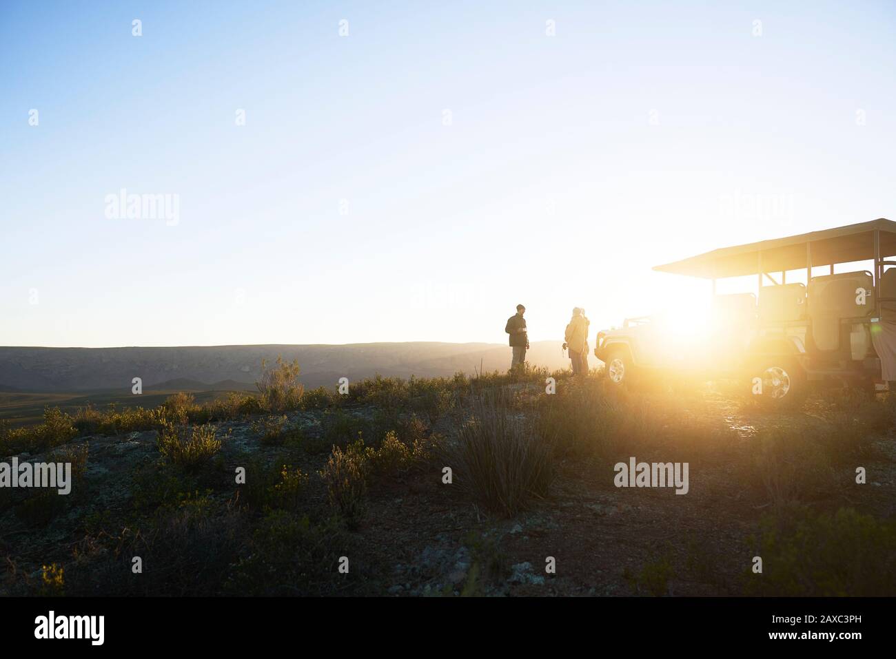 Safari Tour Gruppe auf sonnigen Hügel bei Sonnenaufgang Südafrika Stockfoto