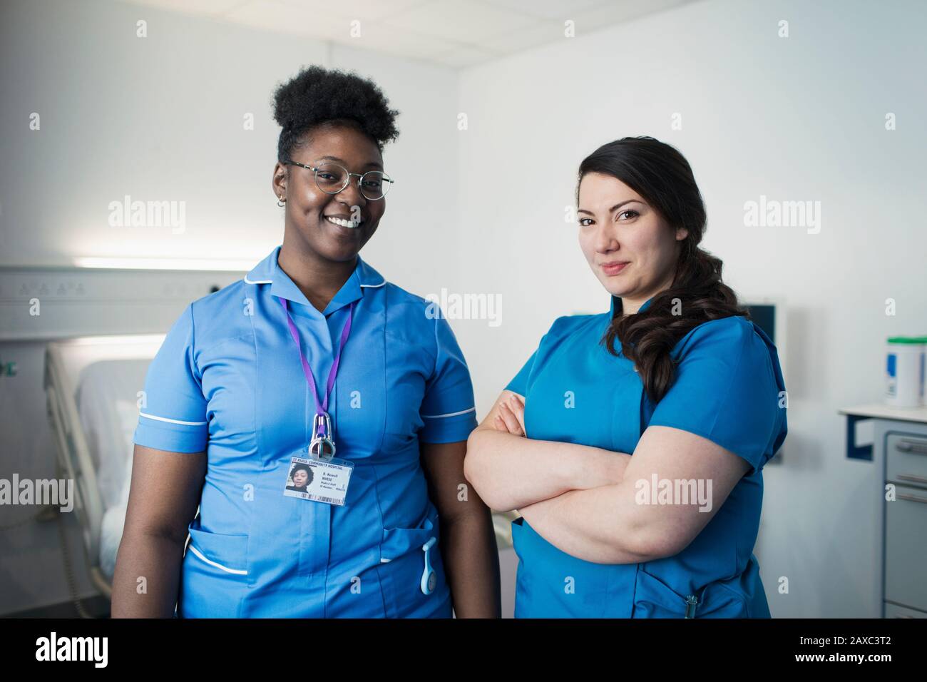 Portrait selbstbewusste Krankenschwester und Ärztin im Krankenhauszimmer Stockfoto