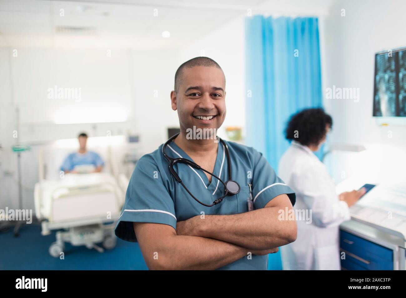Portrait selbstbewusste, lächelnde Krankenschwester im Krankenhauszimmer Stockfoto