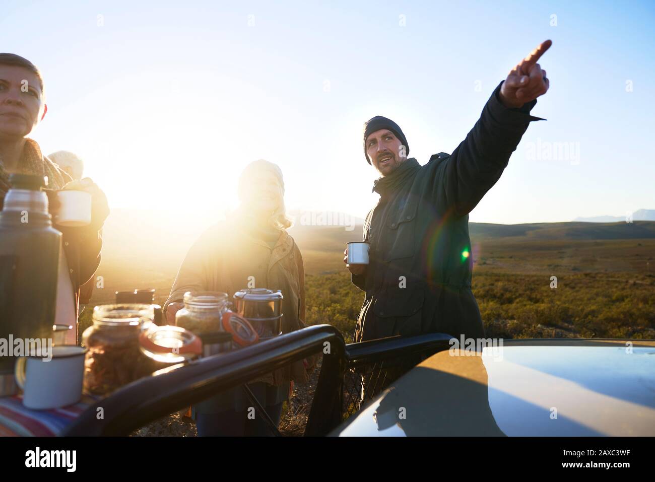 Safari-Tour-Guide und Gruppengespräch und Teetrinken bei Sonnenaufgang Stockfoto