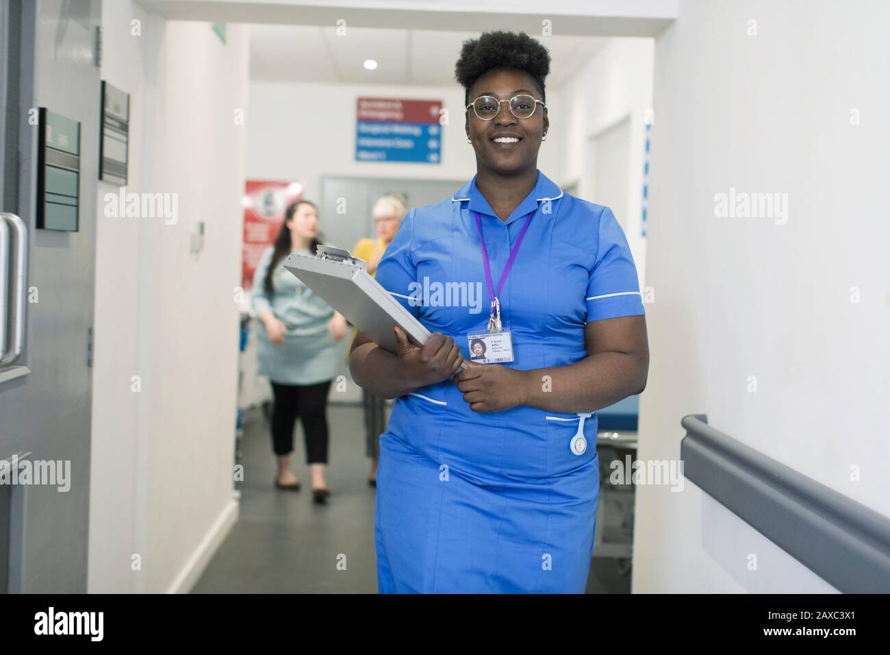 Portrait selbstbewusste Krankenschwester mit medizinischer Karte im Krankenhausflur Stockfoto