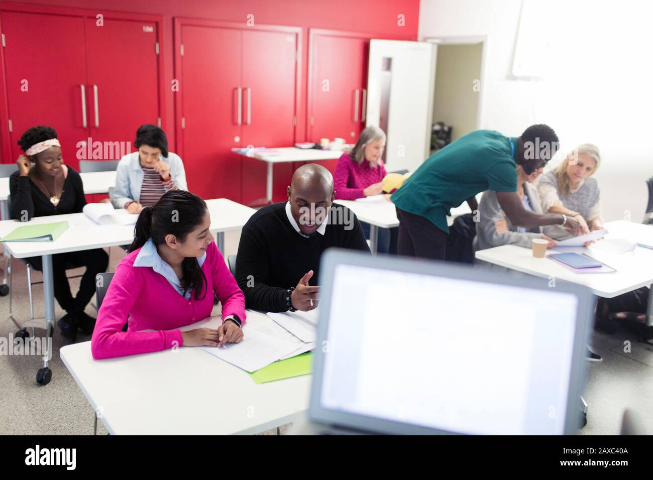 Community College-Studenten arbeiten zusammen und lernen im Klassenzimmer Stockfoto