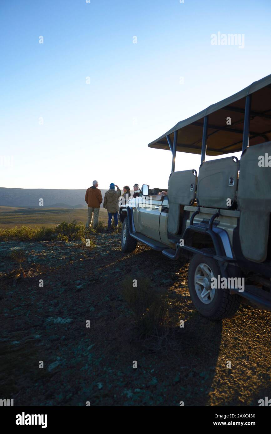 Safari Tourgruppe und Geländewagen auf dem Hügel Südafrika Stockfoto