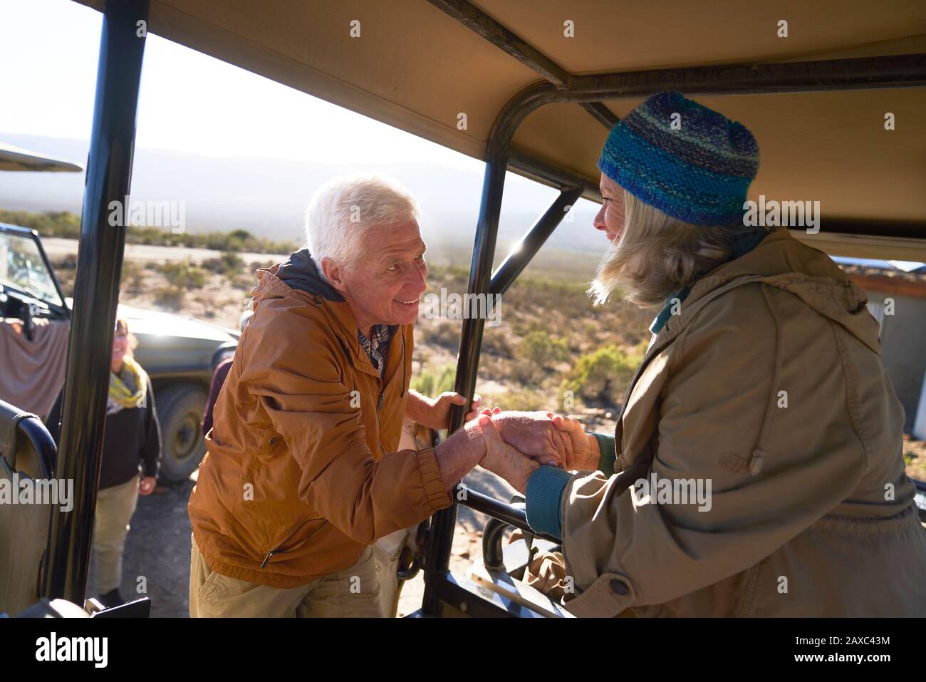 Älteres Paar, das in ein Geländefahrzeug mit Safari einsteigen kann Stockfoto