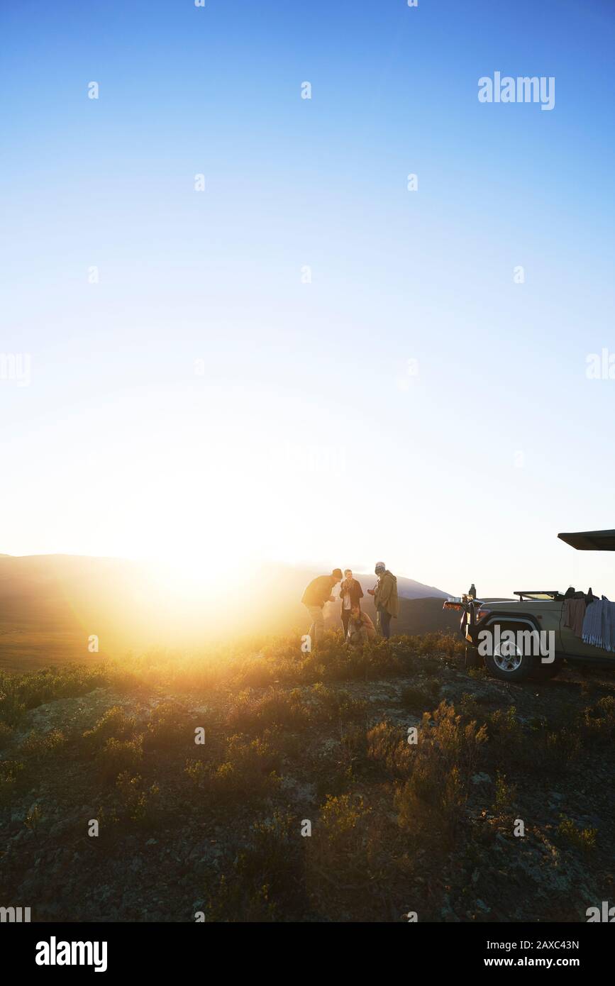 Safari Tour Gruppe auf sonnigen Hügel bei Sonnenaufgang Südafrika Stockfoto