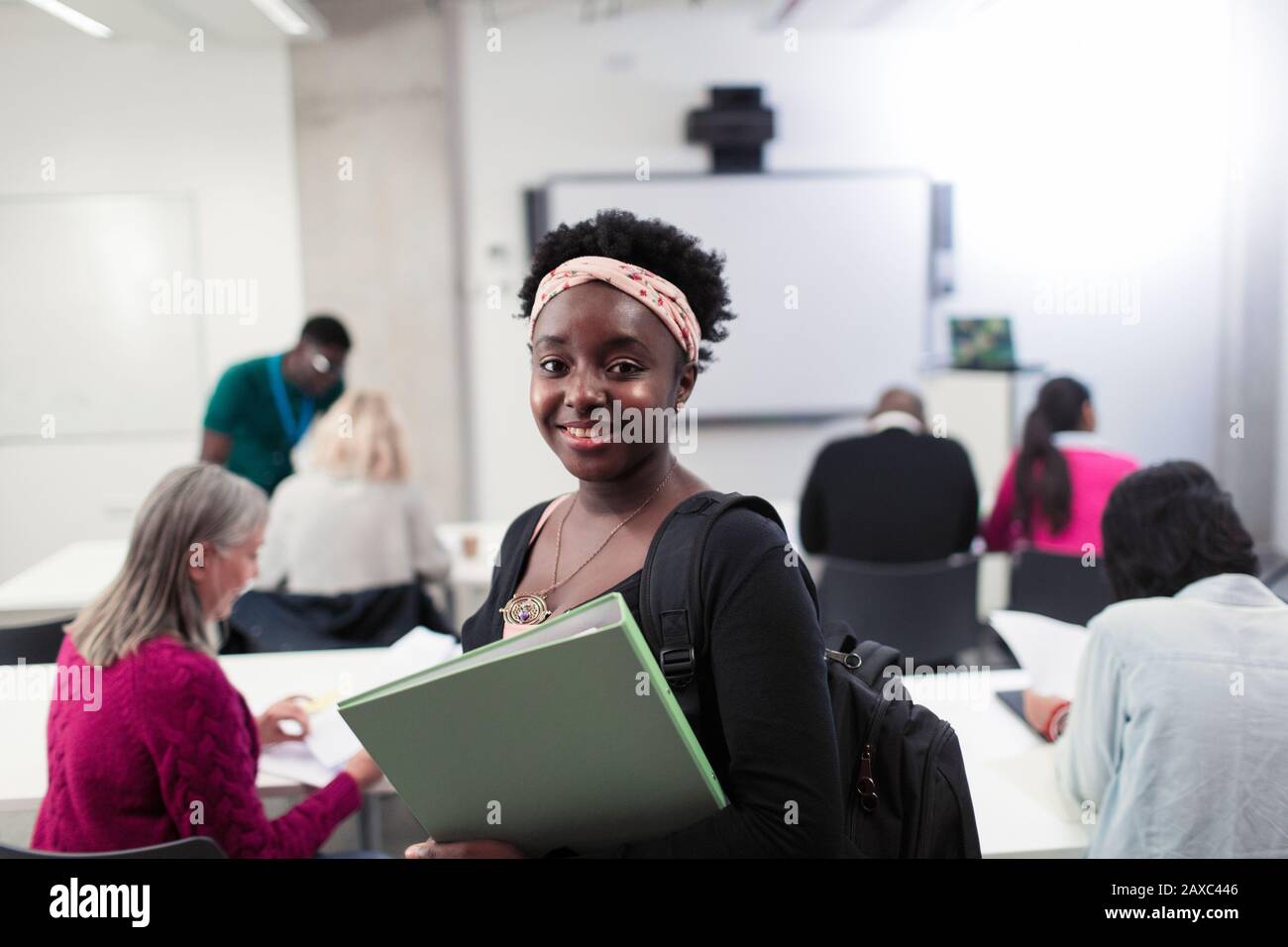 Portrait selbstbewusste junge Community College-Studentin im Klassenzimmer Stockfoto