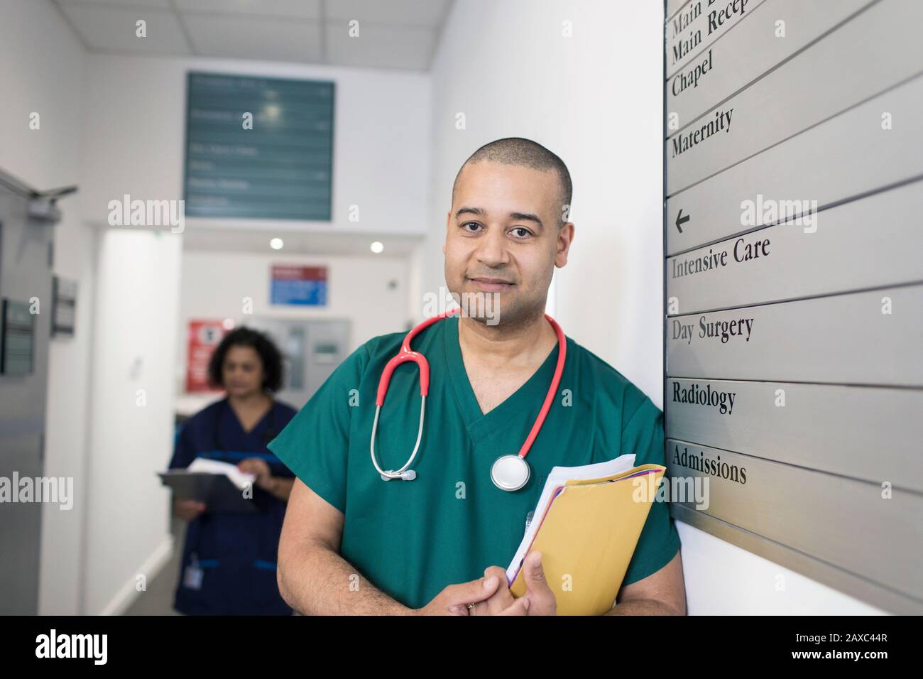 Portrait selbstbewusster männlicher Chirurg im Krankenhausflur Stockfoto