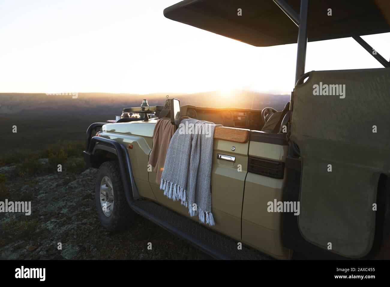 Sonnenaufgang hinter dem Geländewagen Südafrika Stockfoto