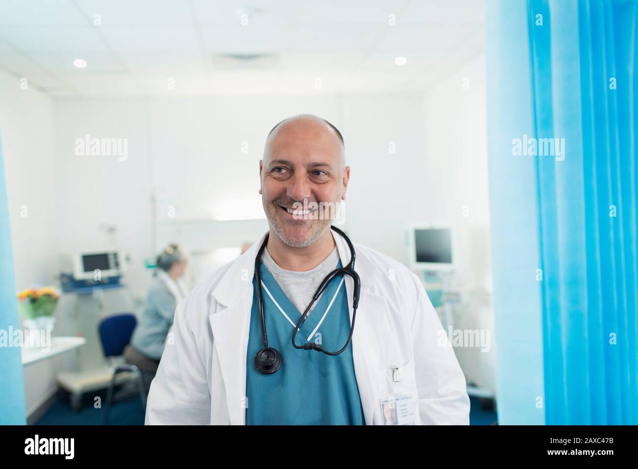 Portrait selbstbewusster, lächelnder männlicher Arzt im Krankenhauszimmer Stockfoto