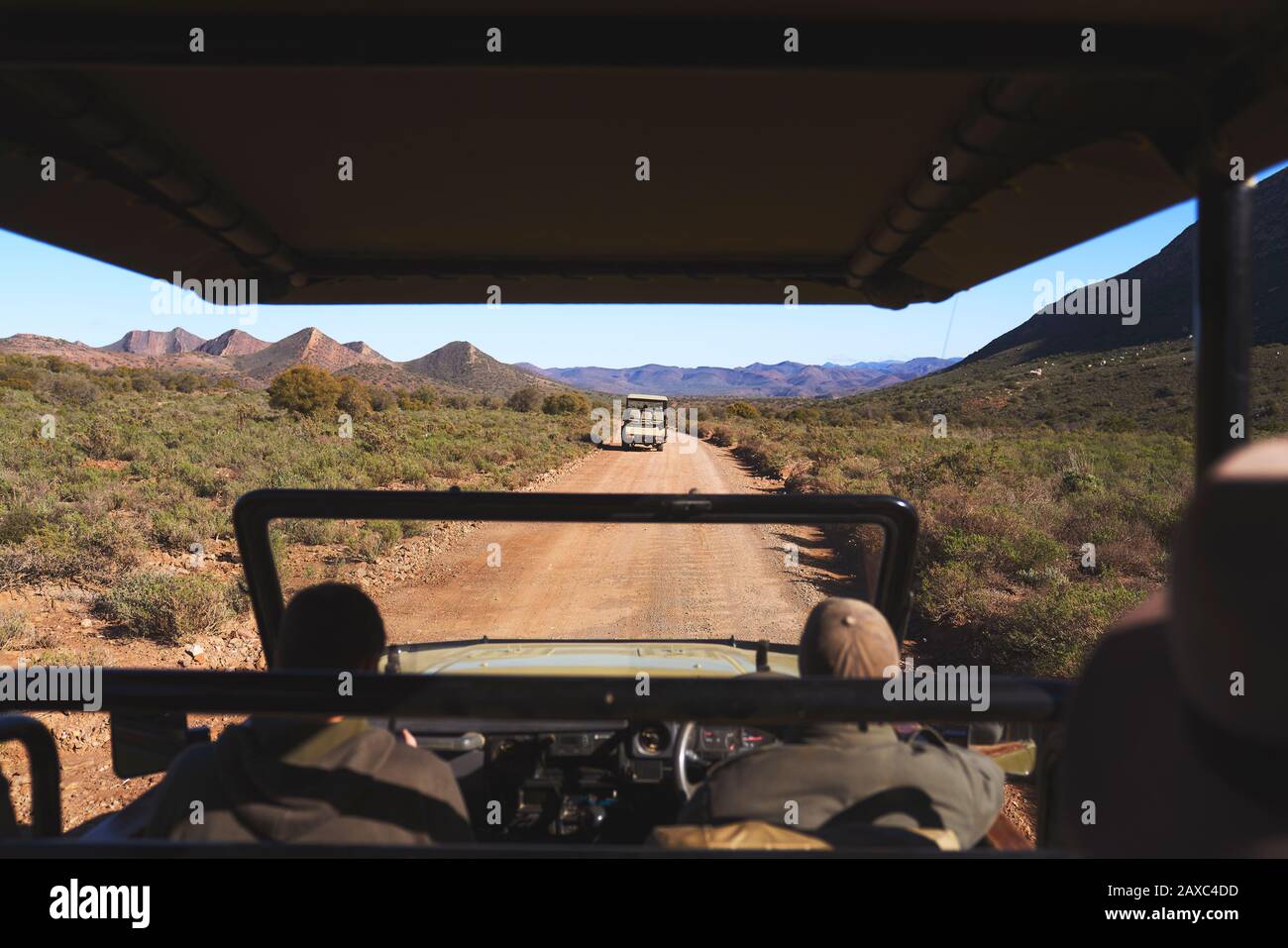 Safari Tourguide Fahren Geländewagen sonnige Schuttstraße Südafrika Stockfoto