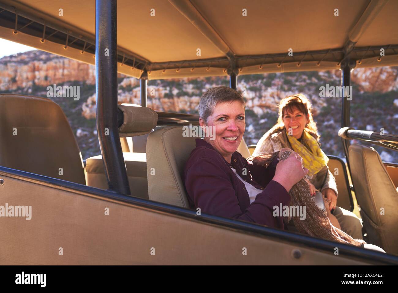 Portrait fröhliche reife Frauen Freunde im Geländewagen der Safari Stockfoto