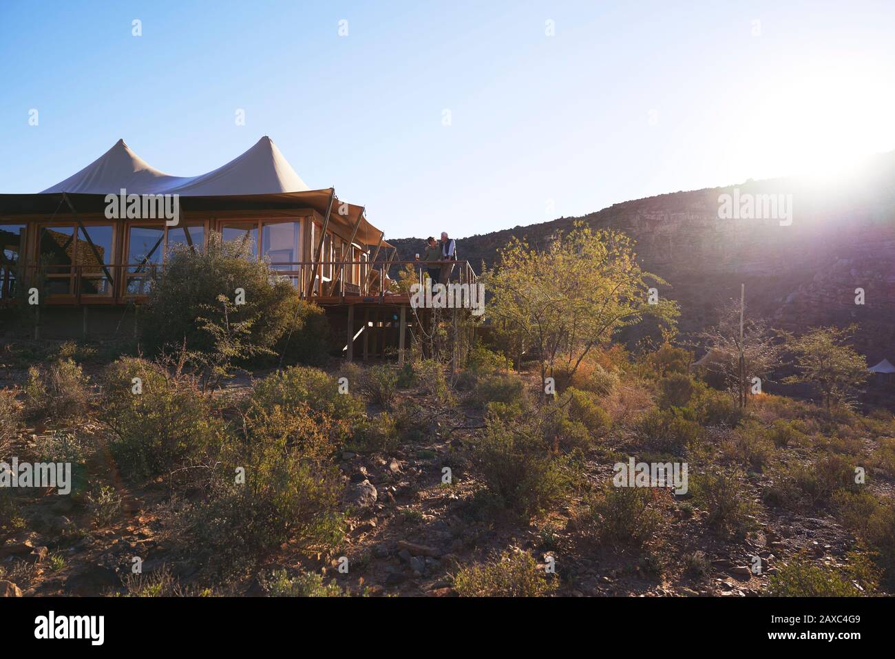 Älteres Paar, das sich auf dem Balkon der Sunny Safari Lodge entspannen kann Stockfoto