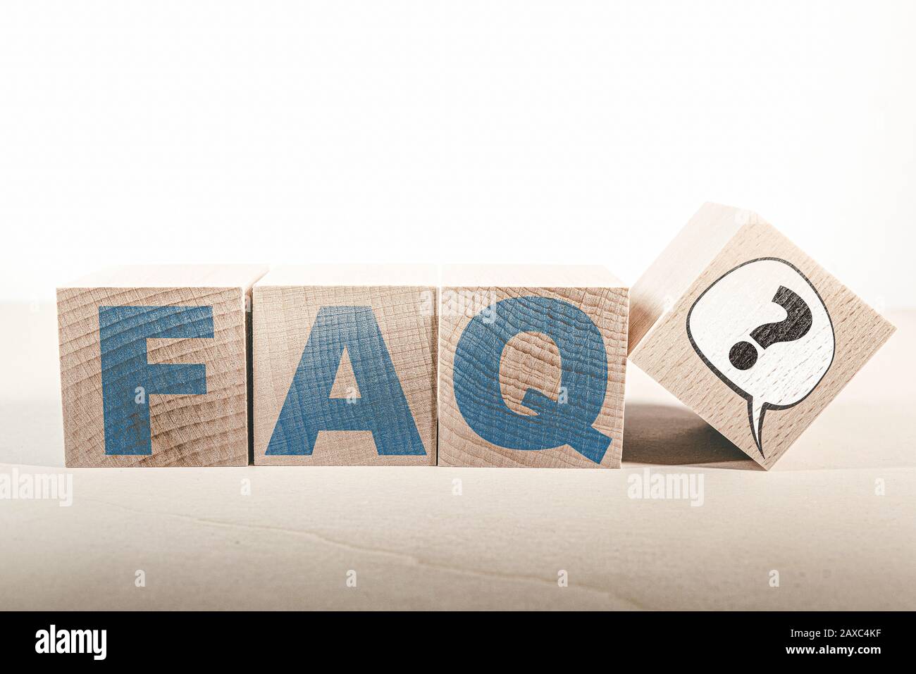 Häufig gestellte Fragen Konzept, FAQ und Sprechblase mit Fragezeichen auf Holzblöcken Stockfoto