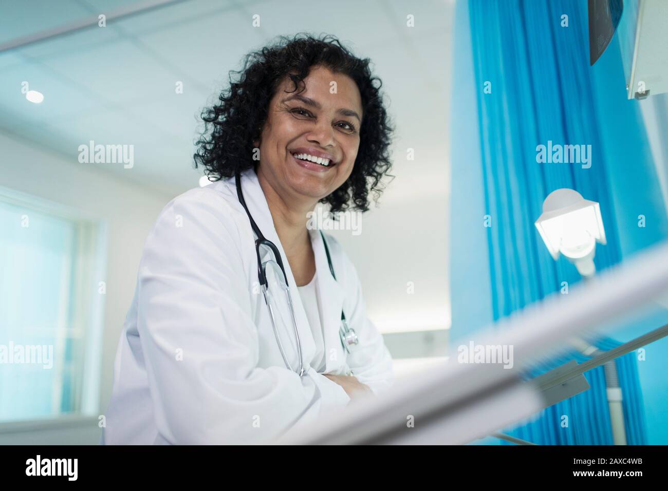 Portrait selbstbewusster, lächelnder weiblicher Arzt im Krankenhauszimmer Stockfoto