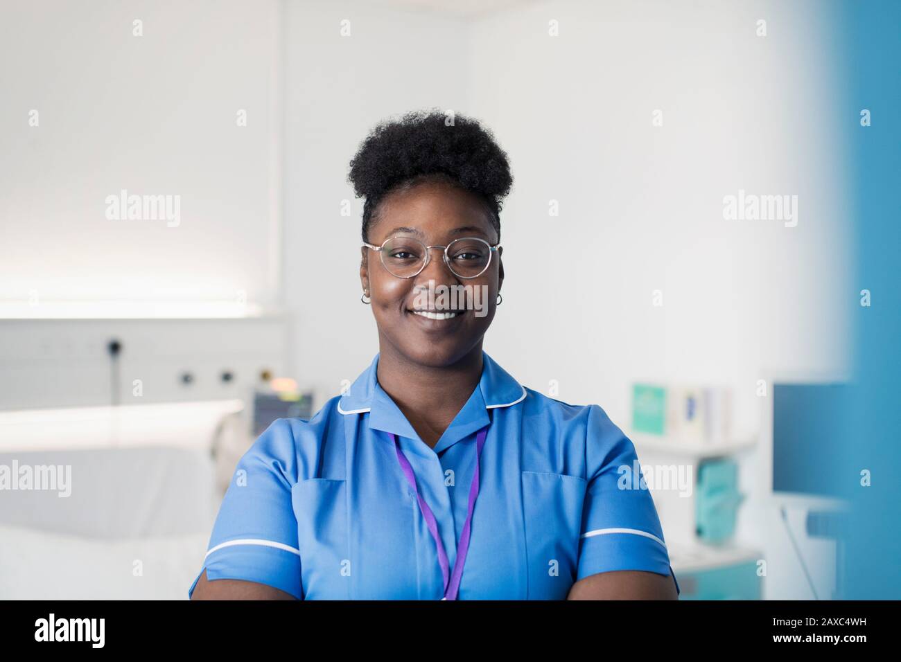 Portrait selbstbewusste, lächelnde Krankenschwester im Krankenhaus Stockfoto