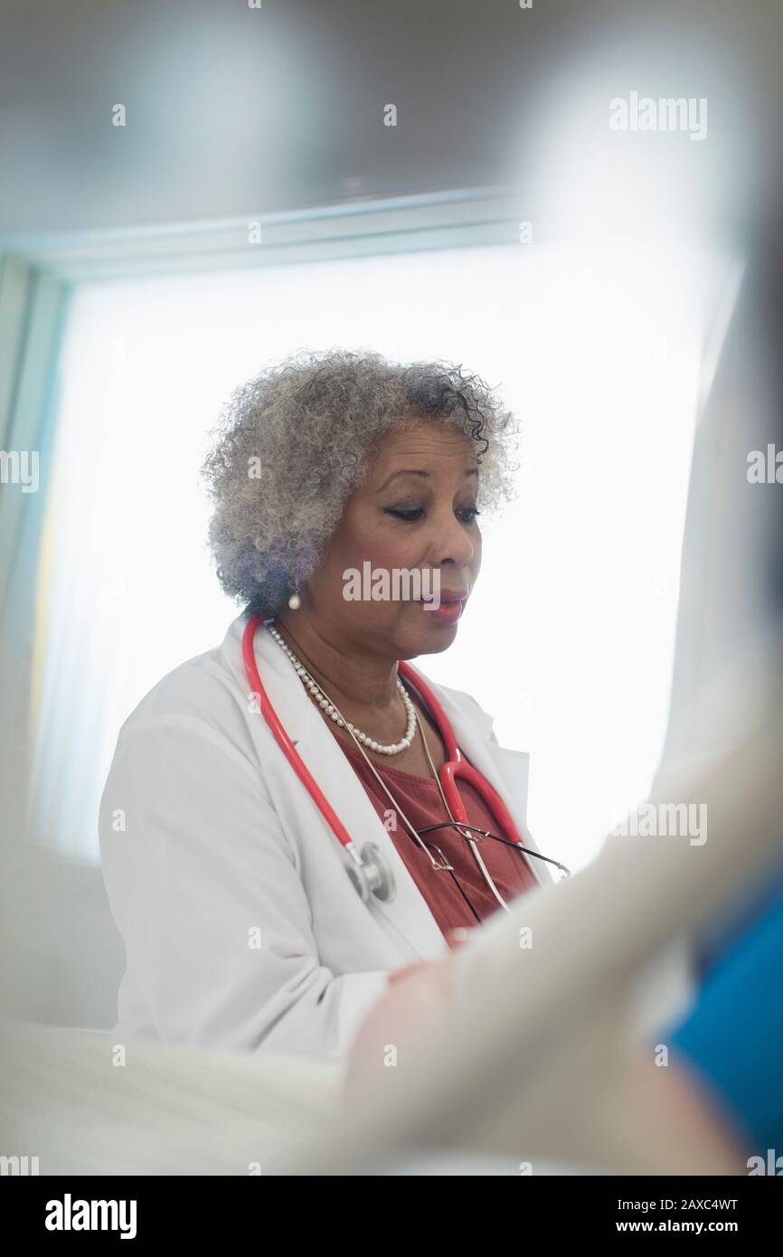 Leitender weiblicher Arzt macht im Krankenhaus Runden Stockfoto