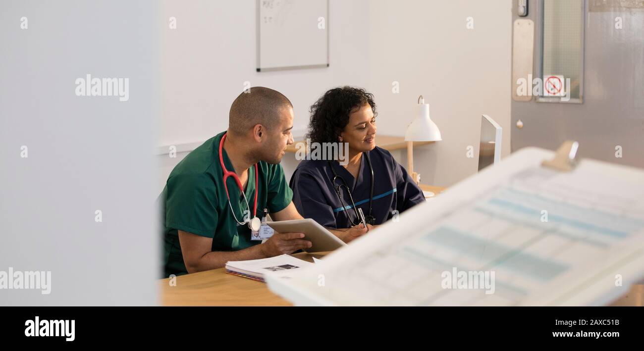 Männliche Krankenschwester und weibliche Rezeptionistin mit Computer in der Klinik Stockfoto