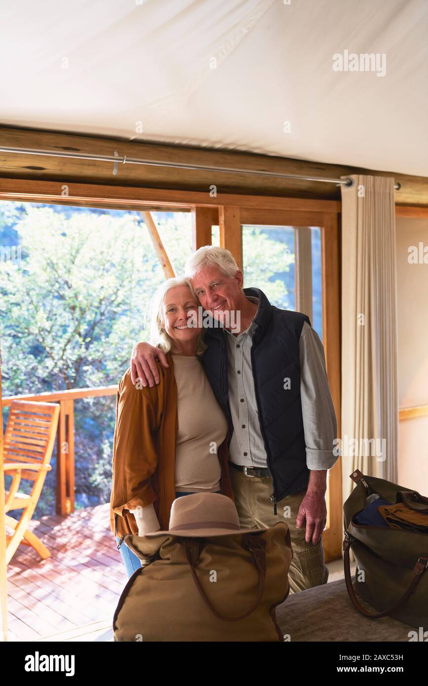 Porträt glückliches älteres Paar umarmt im Hotelzimmer Stockfoto
