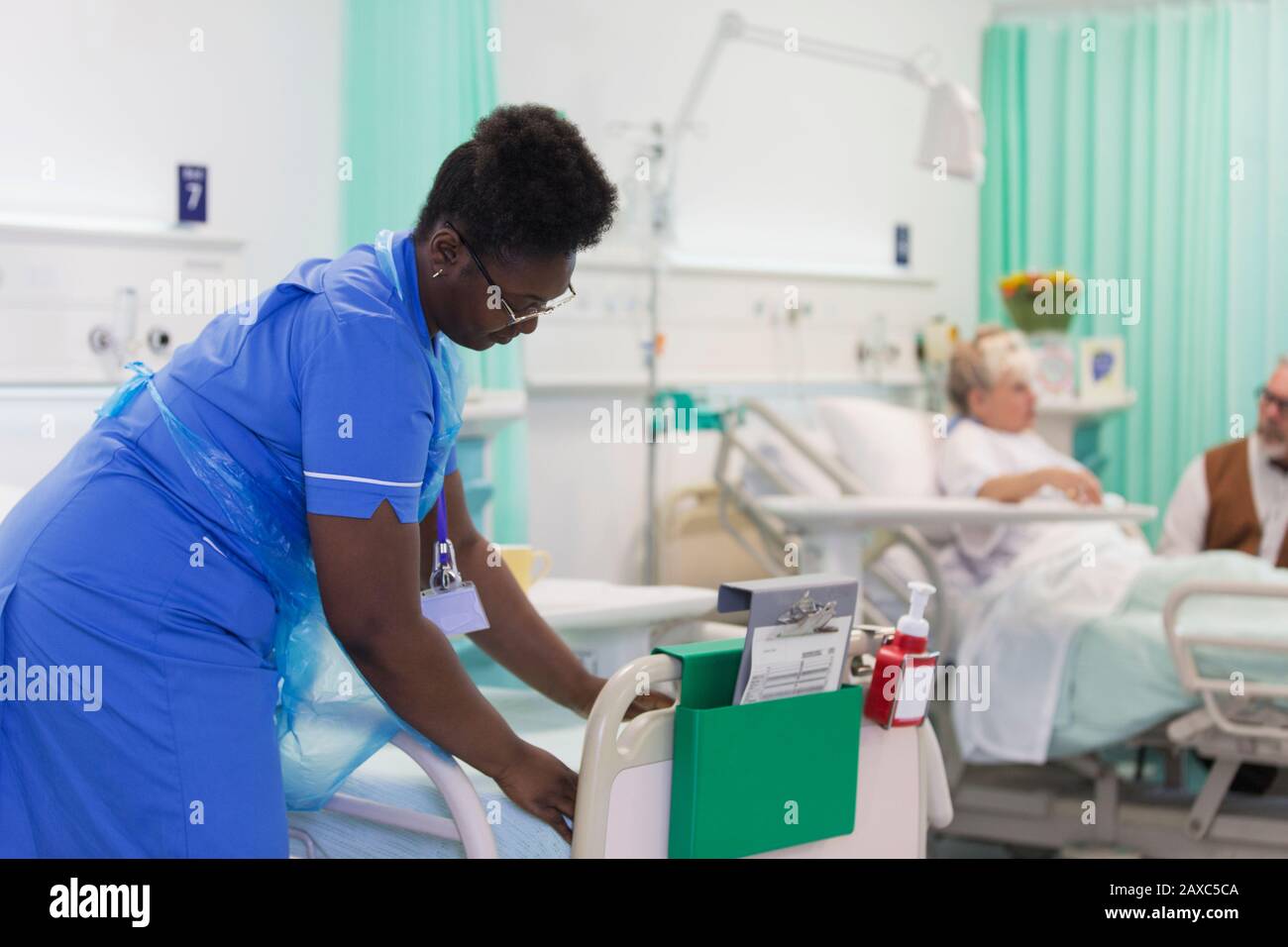 Krankenschwester, die ein Krankenhausbett bildet Stockfoto