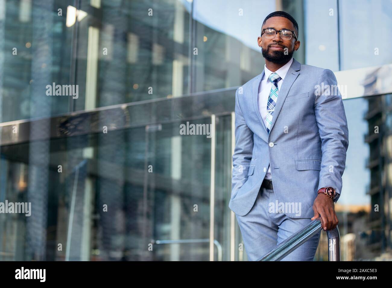 Porträt eines afroamerikanischen Geschäftsmannes in einem leichten Anzug, Unternehmensleitung, moderner professioneller, erfolgreicher Unternehmer CEO Stockfoto