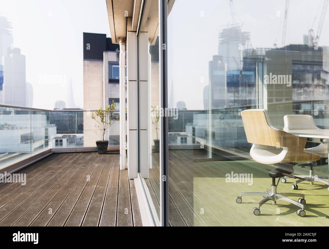 Sonniger, moderner Bürobalkon Stockfoto