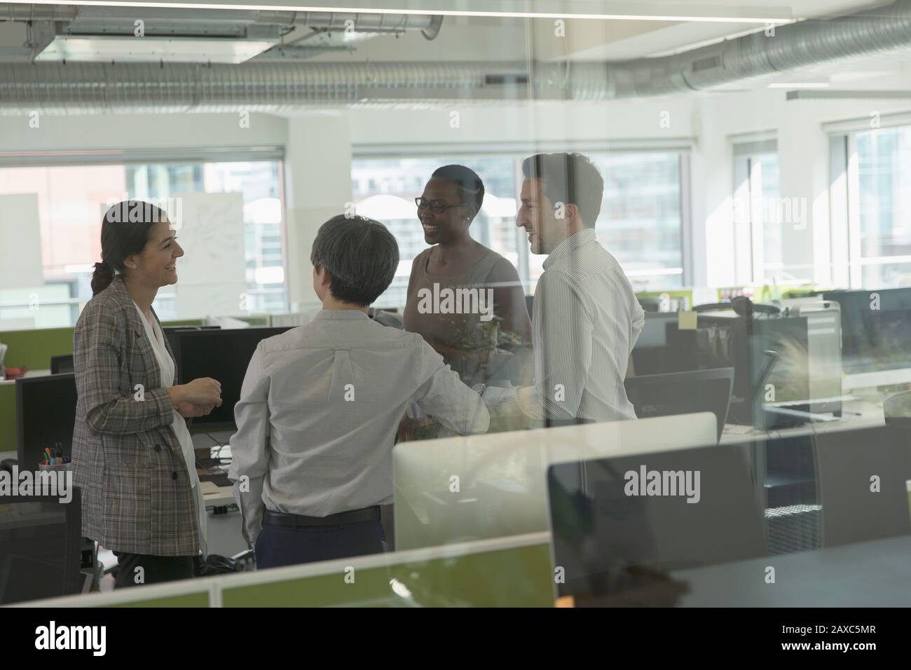 Geschäftsleute im Gespräch im Büro Stockfoto