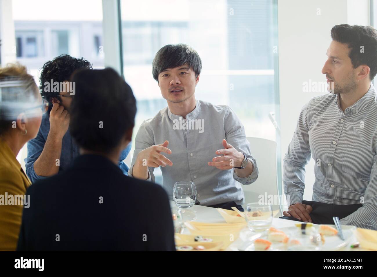 Geschäftsleute treffen sich und essen Sushi Mittagessen im Büro Stockfoto