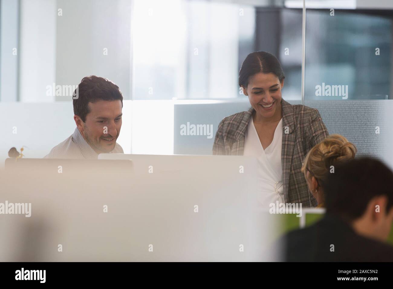 Geschäftsleute im Gespräch im Büro Stockfoto