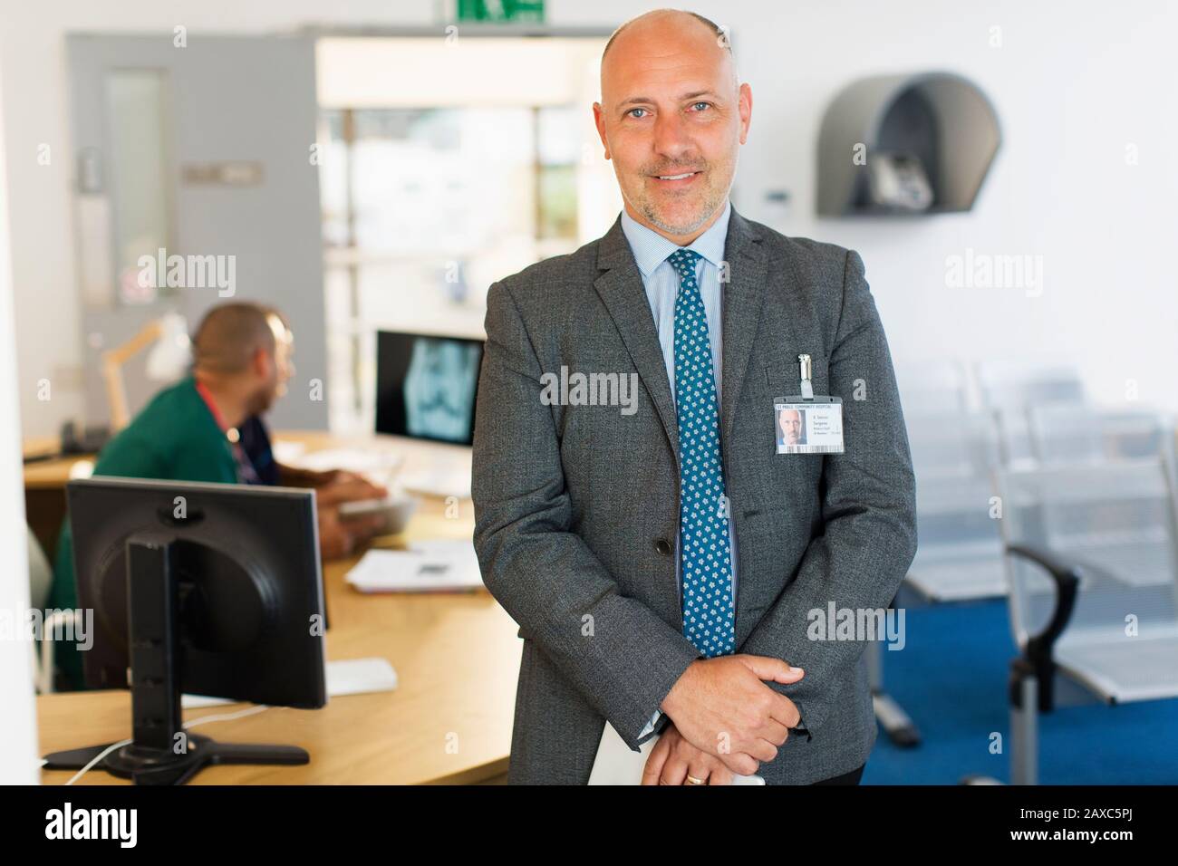 Portrait selbstbewusster männlicher Administrator in der Klinik Stockfoto