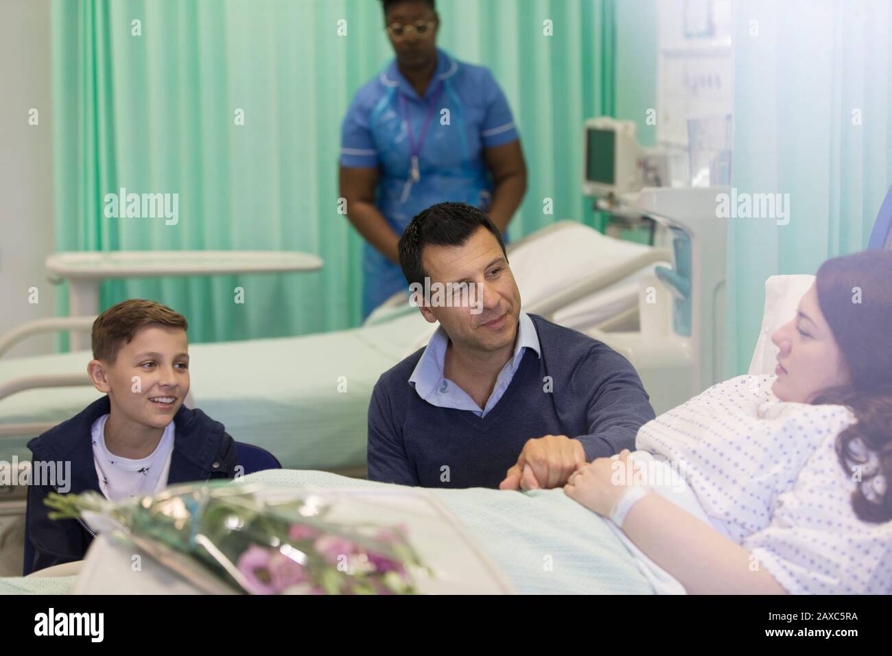 Familienbesuch, Gespräch mit dem Patienten auf der Krankenstation Stockfoto