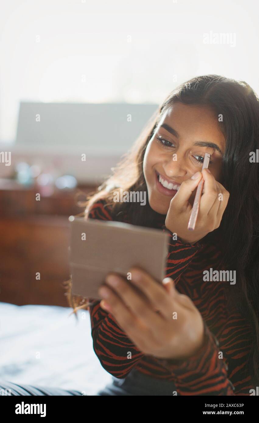 Lächelndes Mädchen im Teenager-Alter, das Makeu Stockfoto