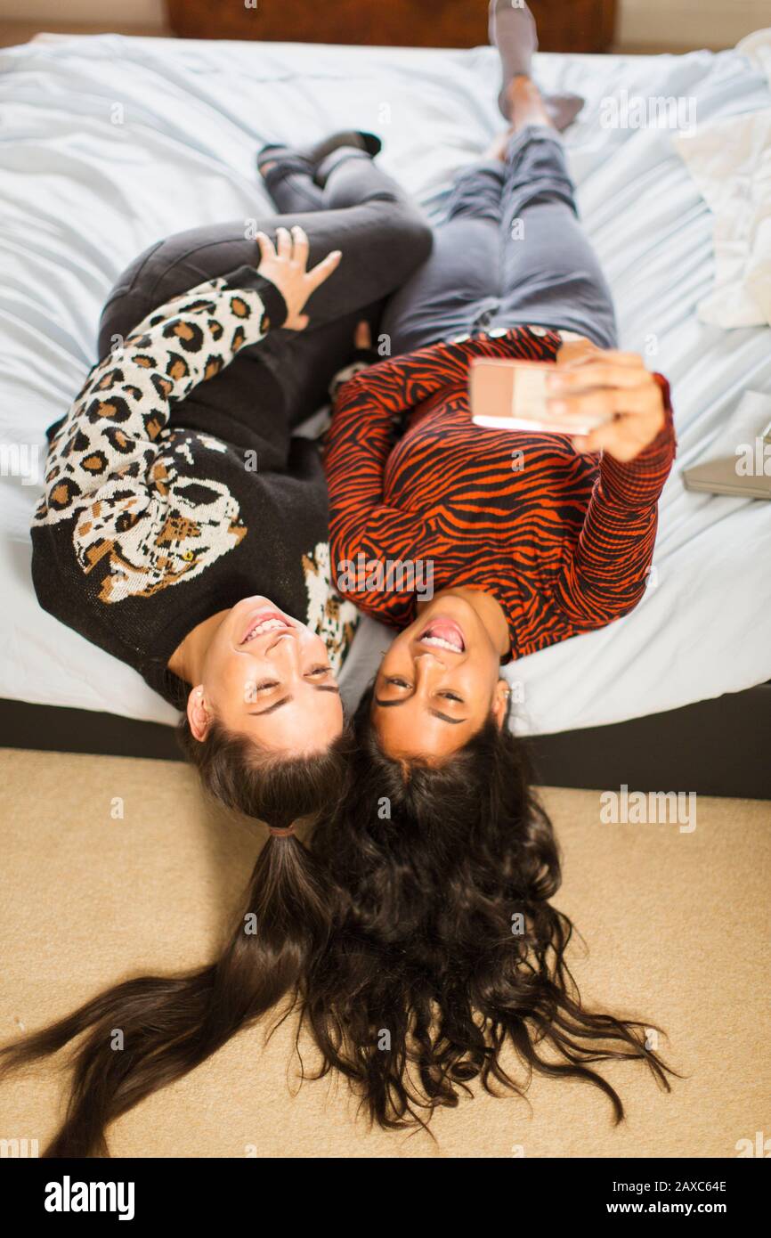 Blick von oben Teenager-Freundinnen, die selfie ins Bett nehmen Stockfoto