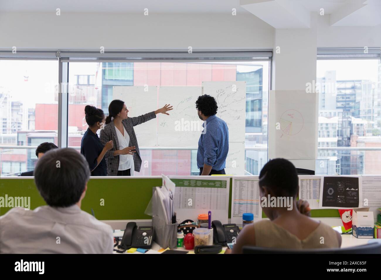 Geschäftsleute, brainstorming im Büro Stockfoto