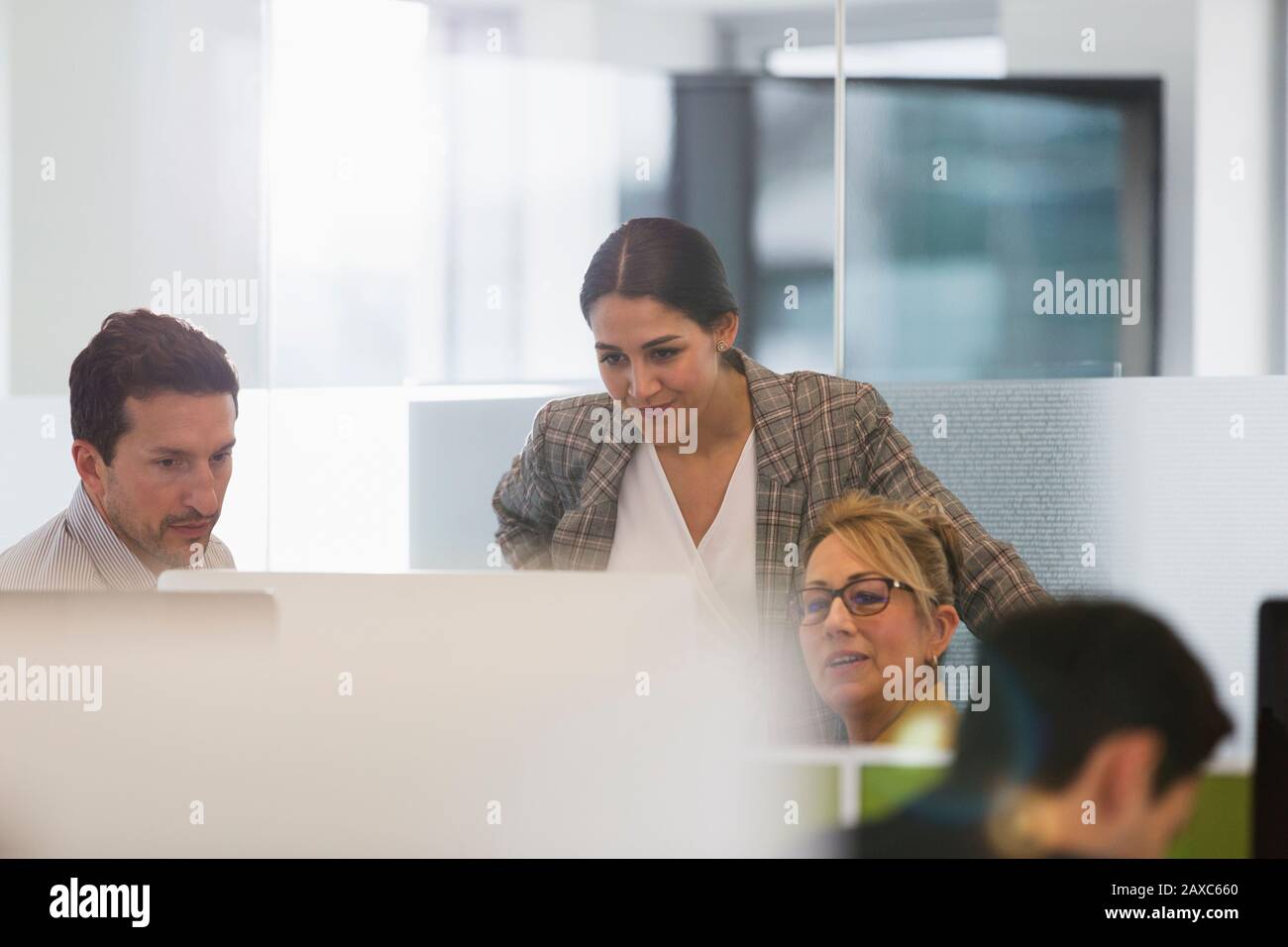 Business-Leute treffen am Computer im Büro Stockfoto