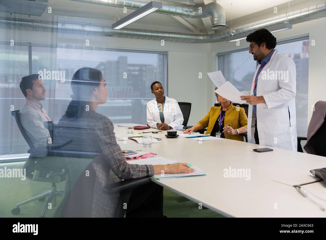 Männlicher Arzt führt das Meeting im Konferenzraum durch Stockfoto