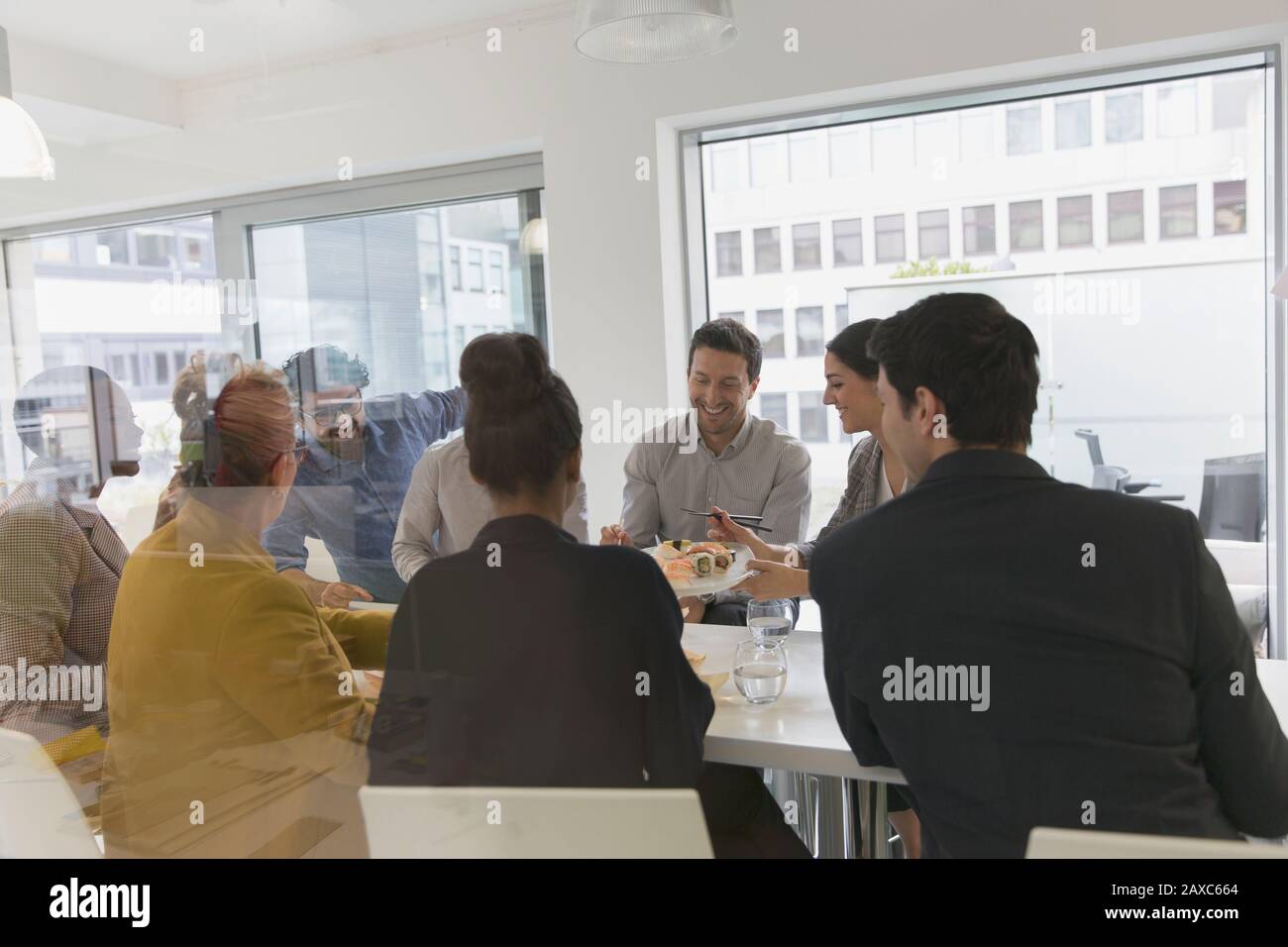 Geschäftsleute essen Sushi Mittagessen im Konferenzraum Stockfoto