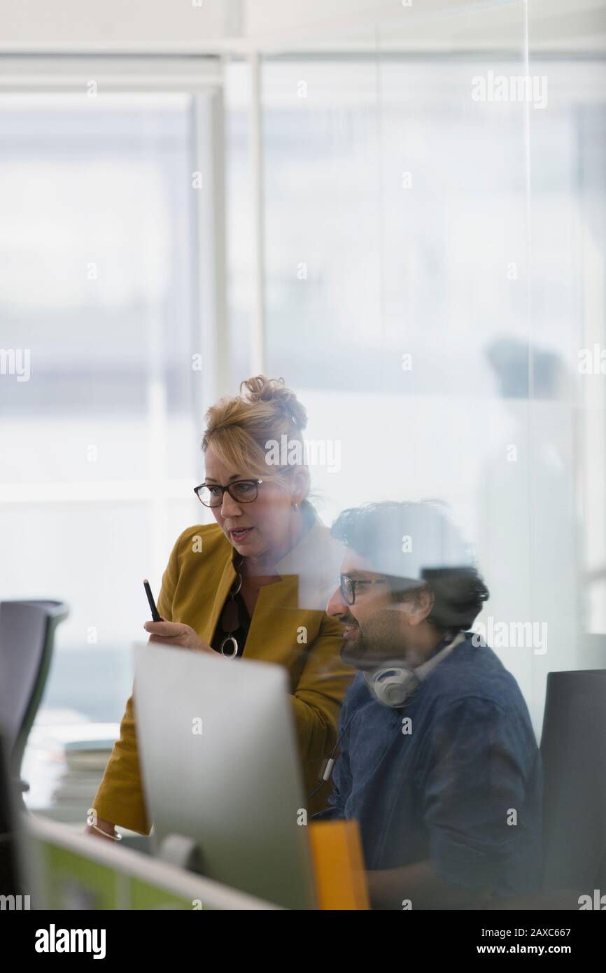 Geschäftsleute sprechen und treffen sich am Computer im Büro Stockfoto