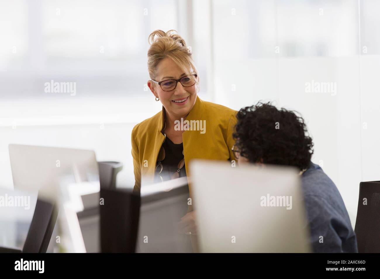 Geschäftsleute sprechen und treffen sich am Computer im Büro Stockfoto