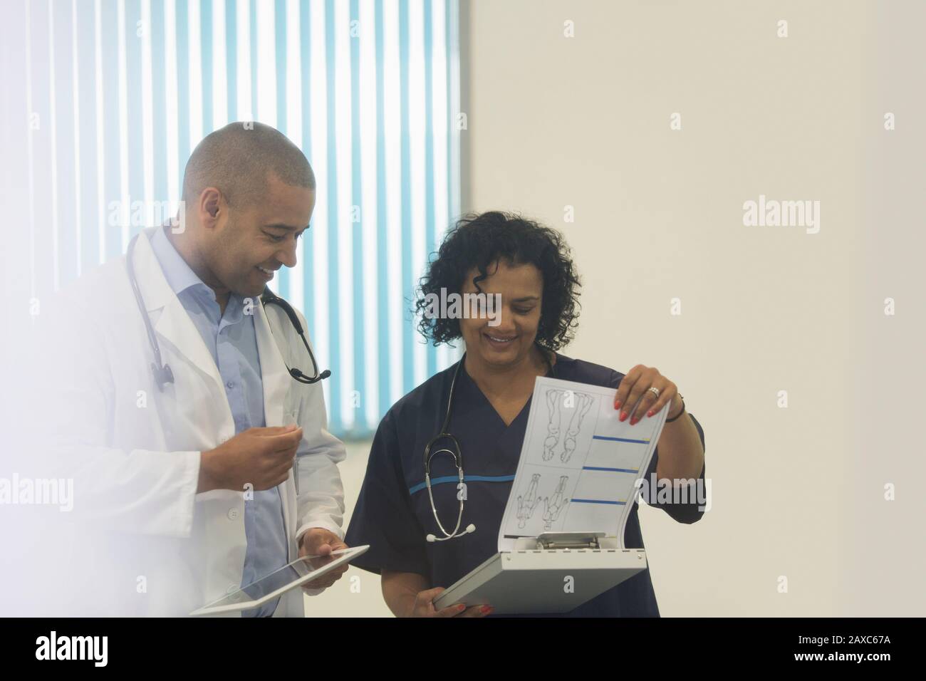 Ärzte mit ärztlicher Chartberatung im Krankenhaus Stockfoto