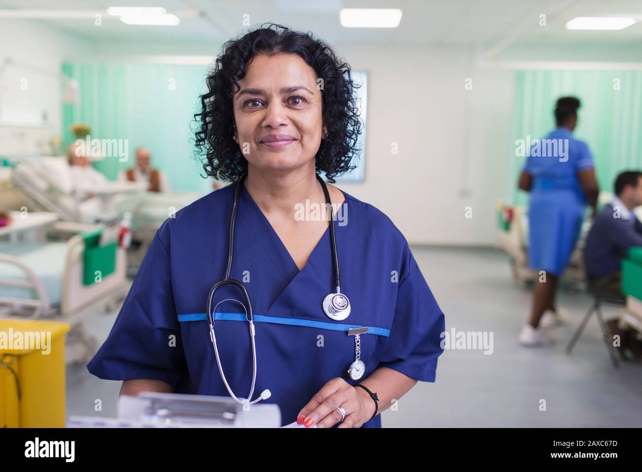 Portrait selbstbewusster weiblicher Arzt macht Runden in der Krankenstation Stockfoto