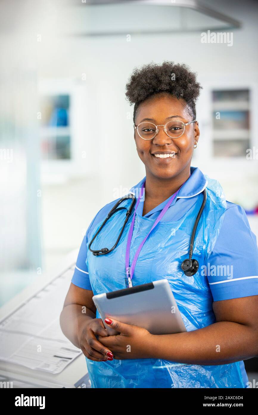 Portrait selbstbewusste Krankenschwester mit digitalem Tablet Stockfoto