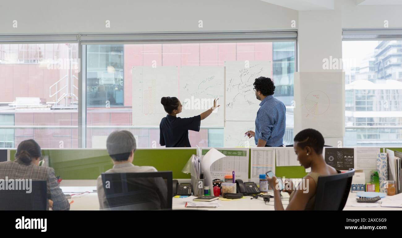Business People Brainstorming in einem offenen Büro Stockfoto