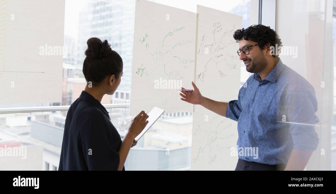 Kreative Geschäftsleute brainstorming im Büro Stockfoto